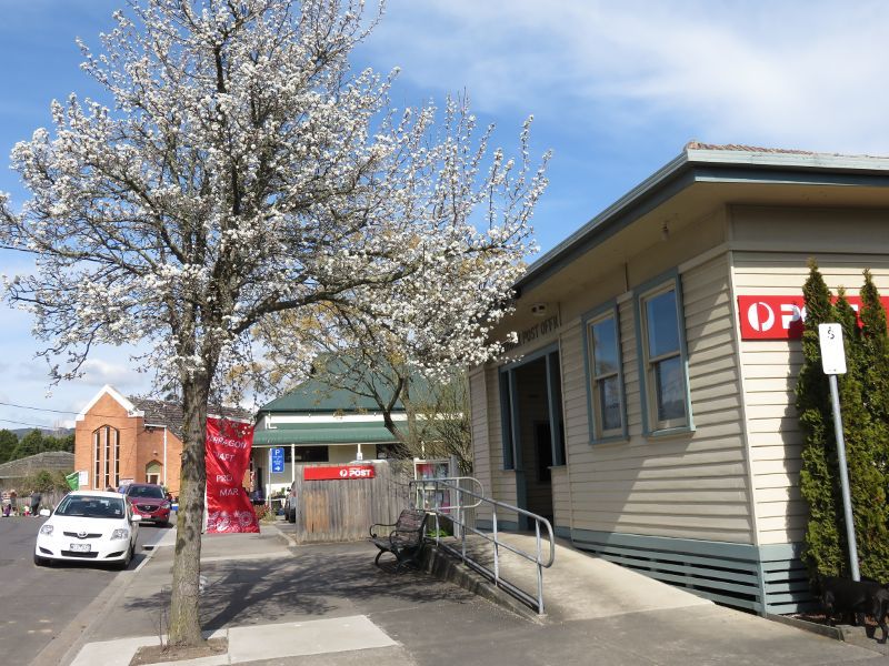 Yarragon - Campbell Street: Yarragon Post Office, corner Campbell St and Hanns La