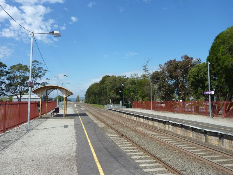 Yarragon - Yarragon railway station - View east along railway platform