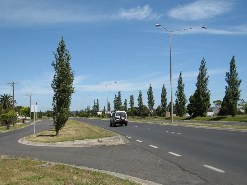 Yarragon - Princes Highway through Yarragon: View west along Princes Hwy at Loch St