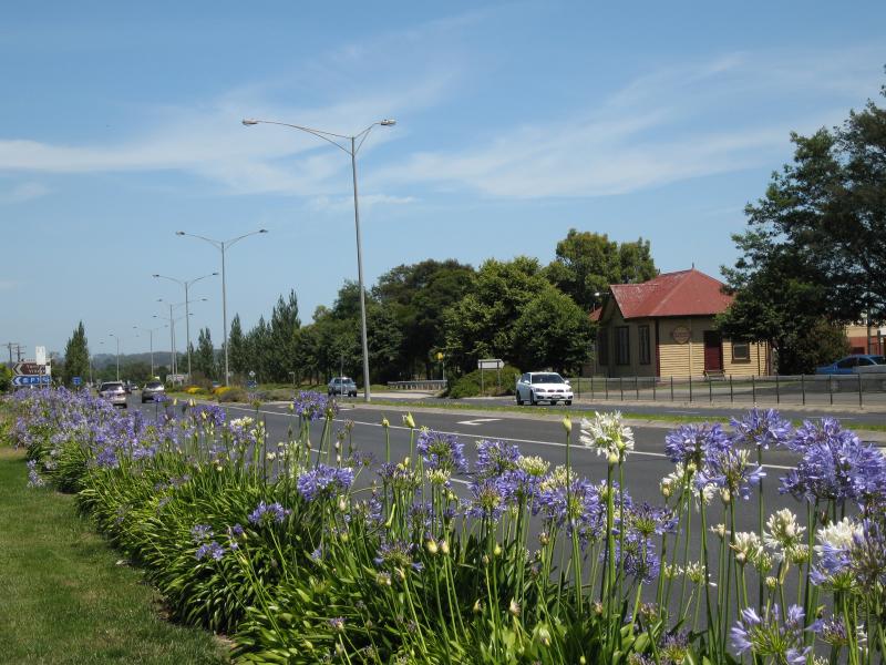 Yarragon - Princes Highway through Yarragon: View west along Princes Hwy towards railway station