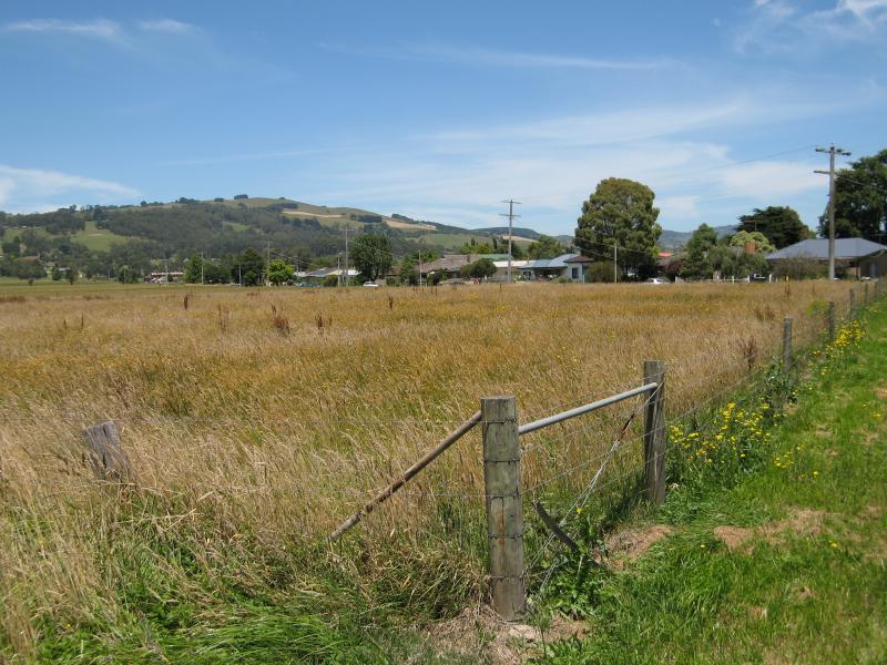 Yarragon - Around Yarragon: Southerly view, Leongatha Rd at Rollo St