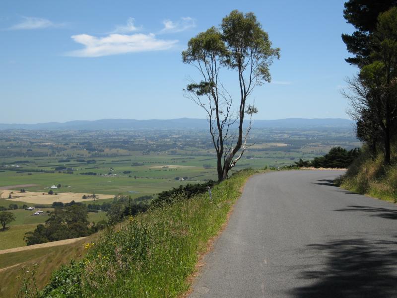 Yarragon - Scenery at various spots along Leongatha Road, south of Yarragon: View north along Leongatha Rd
