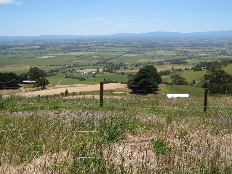 Yarragon - Scenery at various spots along Leongatha Road, south of Yarragon: Northerly views