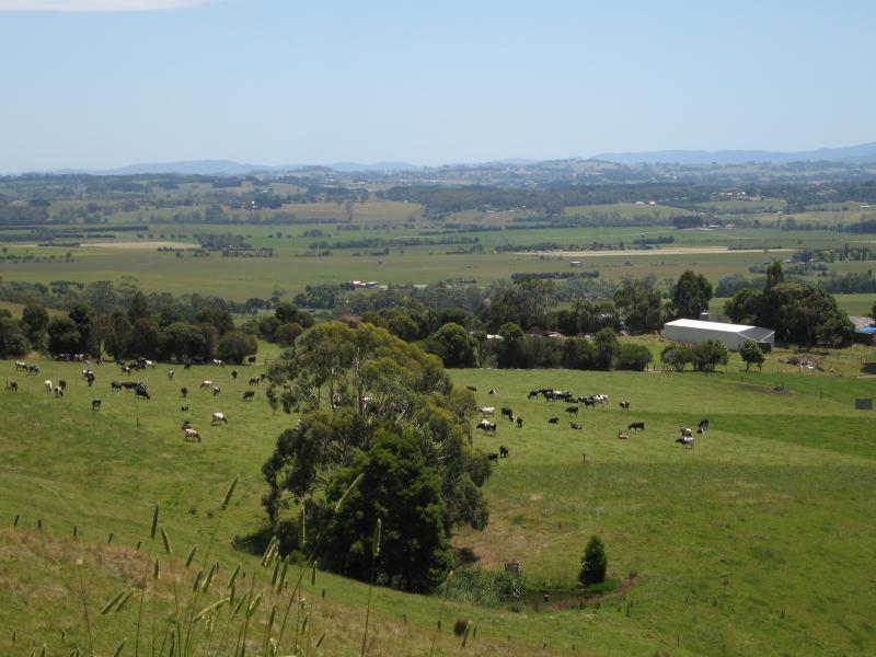 Yarragon - Scenery at various spots along Leongatha Road, south of Yarragon: North-west views