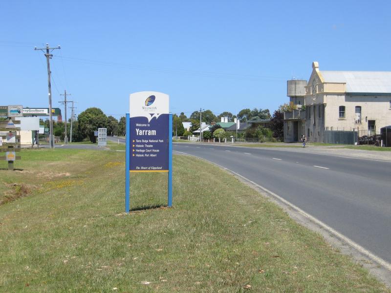 Yarram - Around Yarram: Yarram town sign, view south along South Gippsland Hwy, south of Tarra River