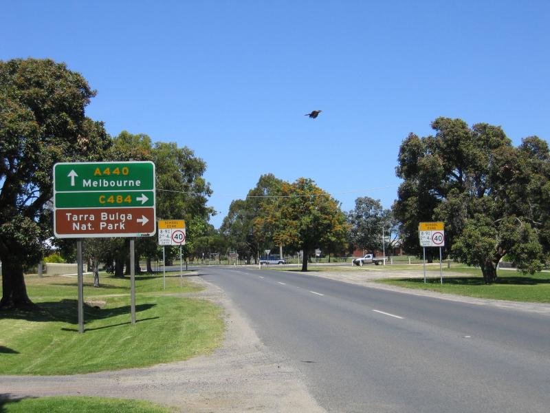 Yarram - Around Yarram: View south along South Gippsland Hwy towards Tarra Valley Rd