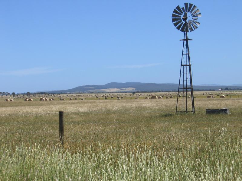 Yarram - Town of Alberton, south of Yarram: View west over fields, South Gippsland Hwy north of Alberton
