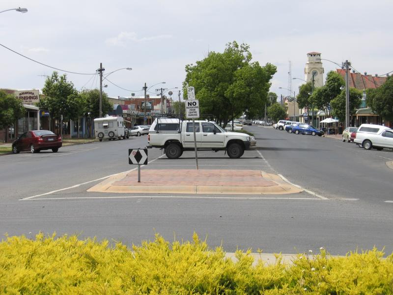 Yarrawonga - Commercial centre and shops: View north along Belmore St at McNally St
