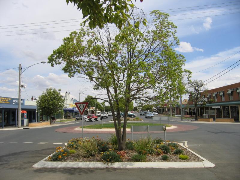 Yarrawonga - Commercial centre and shops: View south along Belmore St at Orr St