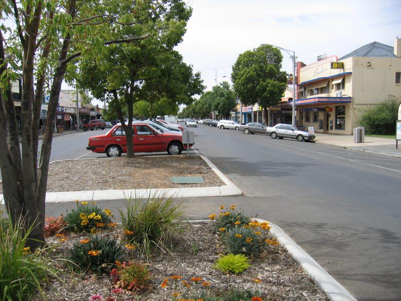Yarrawonga - Commercial centre and shops: View north along Belmore St between Orr St and Piper St
