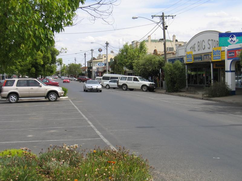 Yarrawonga - Commercial centre and shops - View south along Belmore St between Orr St and Piper St