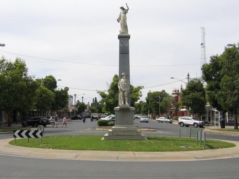 Yarrawonga - Commercial centre and shops: View north along Belmore St at Piper St