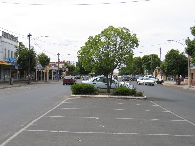 Yarrawonga - Commercial centre and shops: View north along Belmore St between Piper St and Witt St