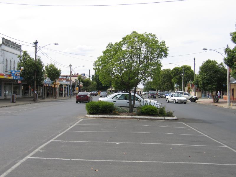 Yarrawonga - Commercial centre and shops - View north along Belmore St between Piper St and Witt St