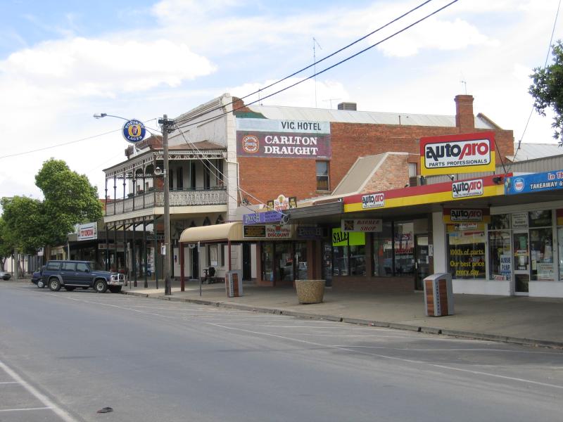 Yarrawonga - Commercial centre and shops - Victoria Hotel, view south along Belmore St between Piper St and Witt St