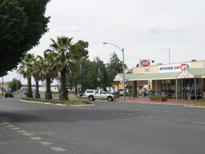 Yarrawonga - Commercial centre and shops - Supermarket, view north along Belmore St between Witt St and Hunt St