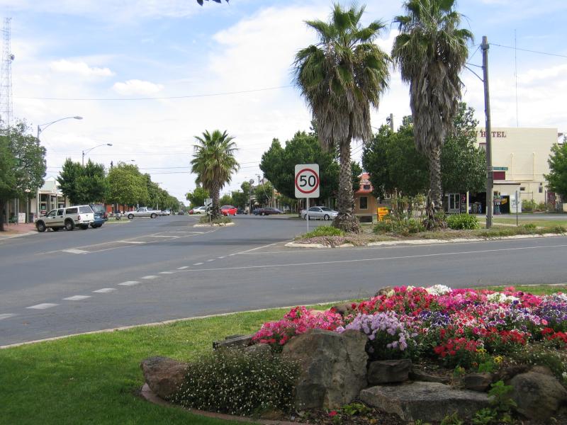 Yarrawonga - Commercial centre and shops - View south along Belmore St at Irvine Pde