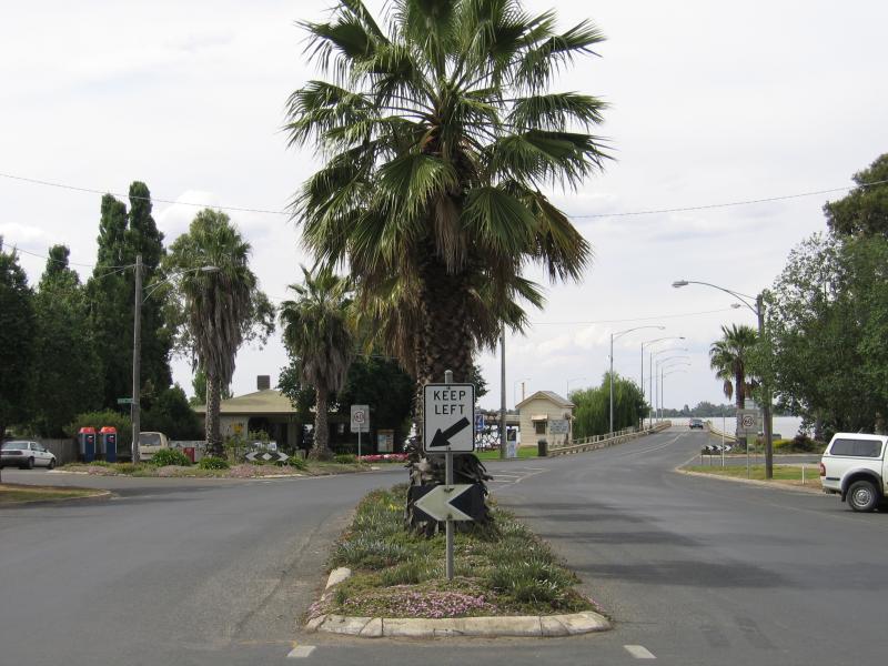 Yarrawonga - Commercial centre and shops: View north along Belmore St towards Irvine Pde