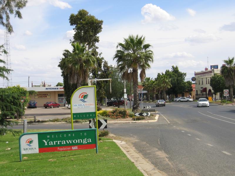 Yarrawonga - Commercial centre and shops - Welcome to Yarrawonga sign, view south along Belmore St towards Hunt St