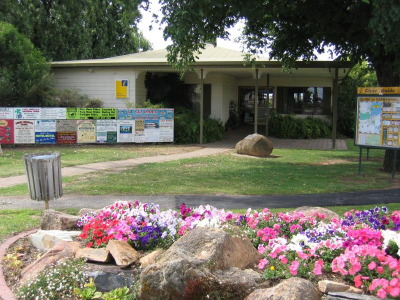 Yarrawonga - Lake Mulwala - Visitor Information Centre, corner Belmore St and Irvine Pde