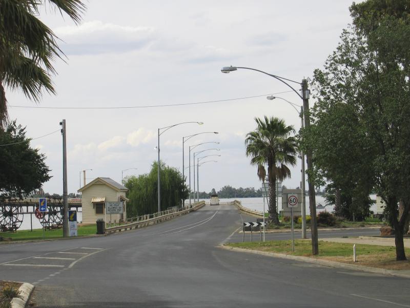 Yarrawonga - Lake Mulwala: View north along Belmore St towards Hunt St and bridge