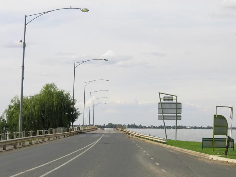 Yarrawonga - Lake Mulwala: View north towards bridge from Belmore St