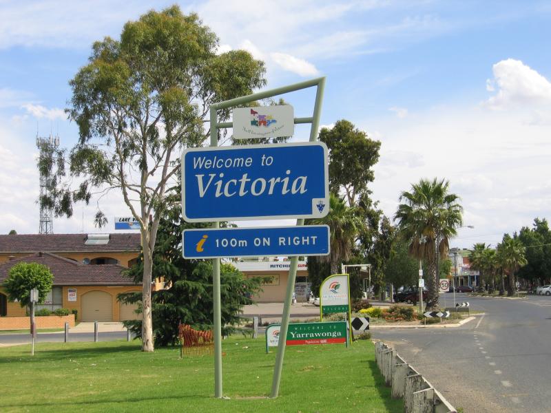 Yarrawonga - Lake Mulwala: Welcome to Victoria state border sign, view south along Belmore St from bridge