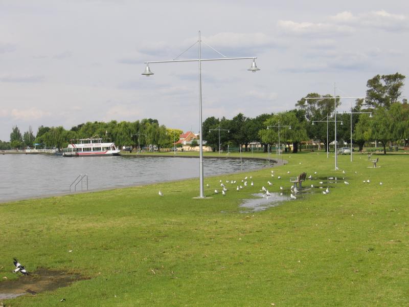 Yarrawonga - Lake Mulwala: View east along lake foreshore and park from Hunt St near Belmore St