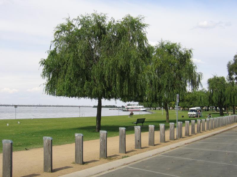Yarrawonga - Lake Mulwala: View east along lake foreshore and park from Hunt St near Hume St