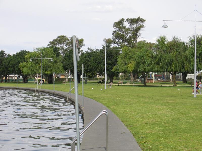 Yarrawonga - Lake Mulwala: View east along lake foreshore and park from Hunt St near Hume St