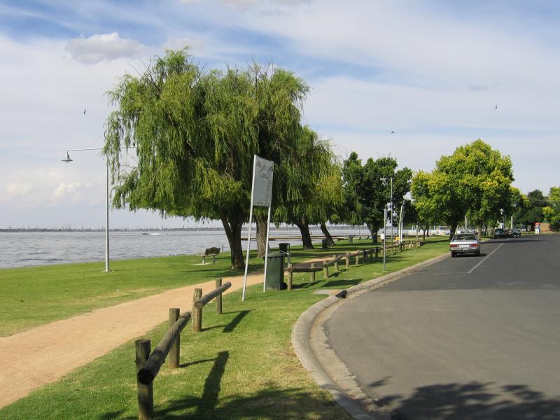 Yarrawonga - Lake Mulwala: View east along Bank St at Murphy St