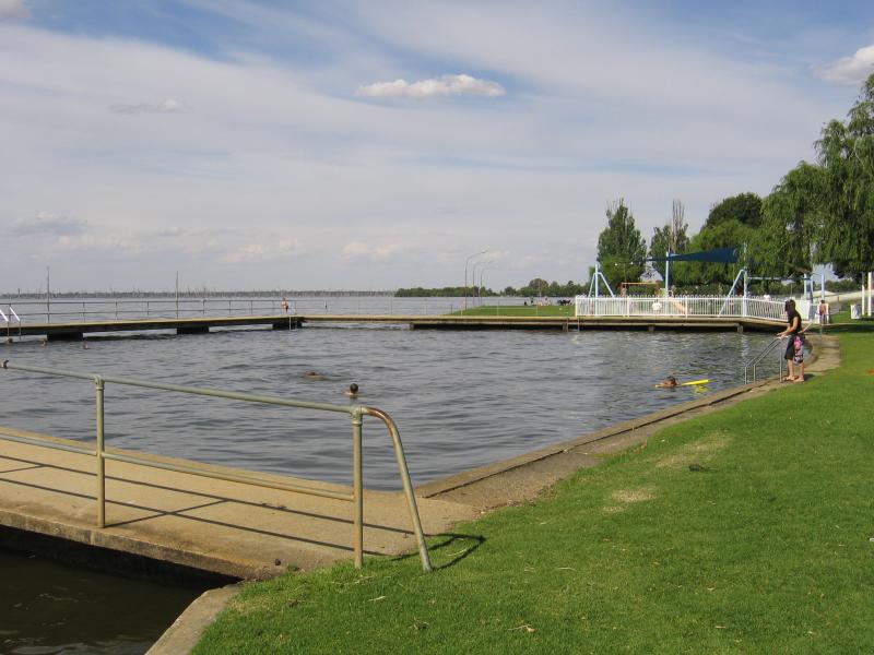 Yarrawonga - Lake Mulwala: Swimming enclosure, Bank St