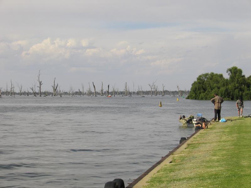Yarrawonga - Area around Yacht Club, at end of River Road: View north-east along lake near boat ramp