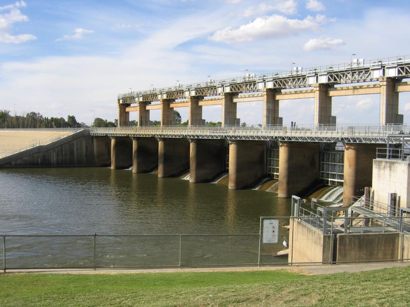 Yarrawonga - Alexandra Park and Yarrawonga Weir on Murray River at Lake Mulwala: View of weir from Alexandra Park at northern end of Burley Rd
