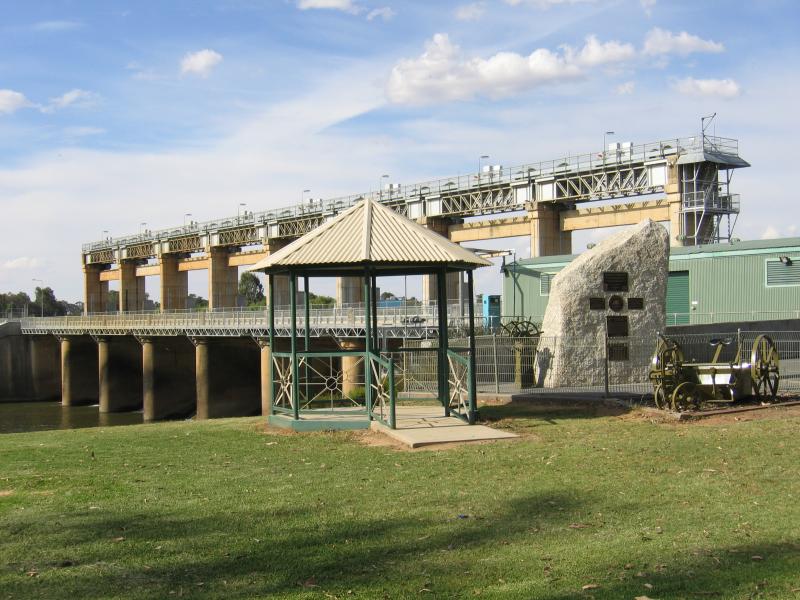 Yarrawonga - Alexandra Park and Yarrawonga Weir on Murray River at Lake Mulwala: View of weir from Alexandra Park at northern end of Burley Rd