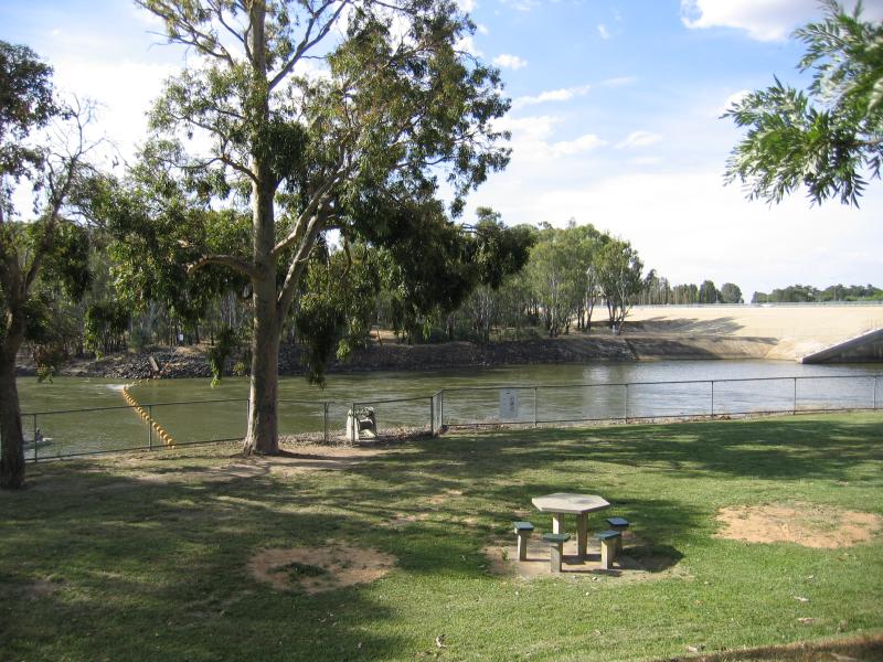 Yarrawonga - Alexandra Park and Yarrawonga Weir on Murray River at Lake Mulwala: View north across Murray River from gardens just west of weir
