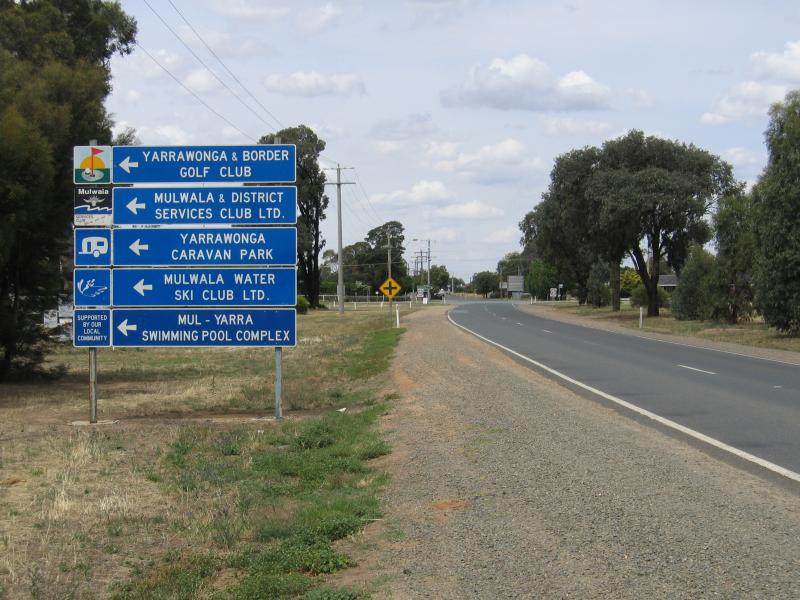 Yarrawonga - Around Yarrawonga and outskirts - View east along Murray Valley Highway towards Burley Rd