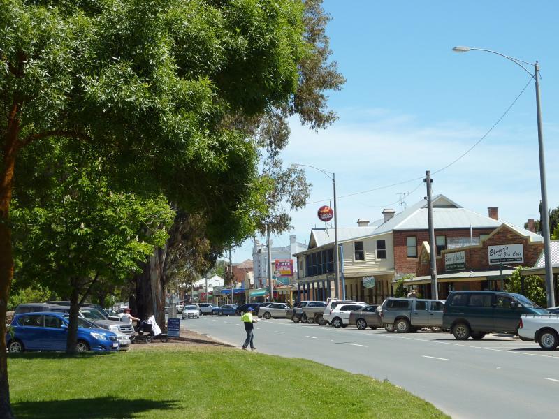 Yea - Shops and commercial centre, High Street - View west along High St, west of Hood St