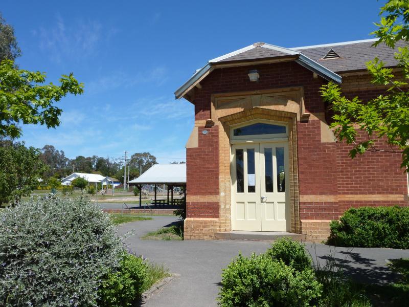 Yea - Former Yea railway station and surrounding parkland - View from car park towards station and platform