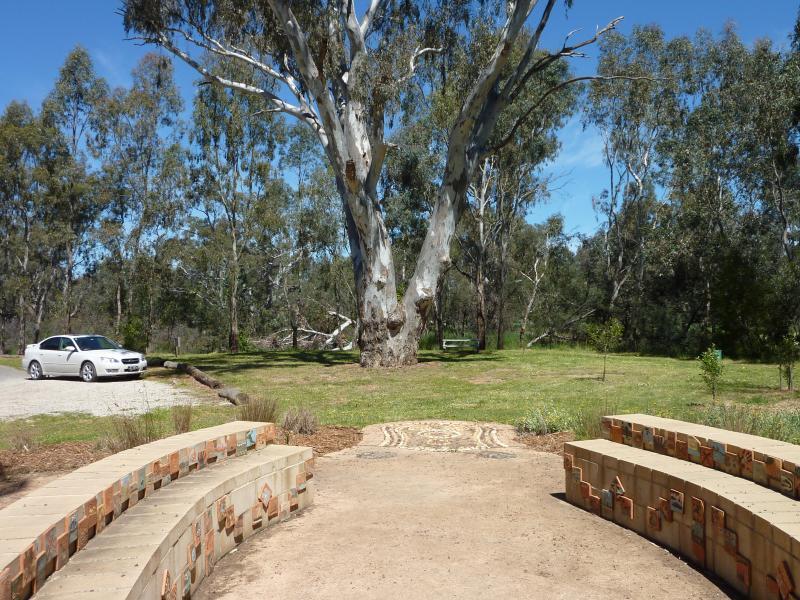Yea - Yea Wetlands at John Cummins Reserve, Goulburn Valley Highway: Picnic area near shelter at car park