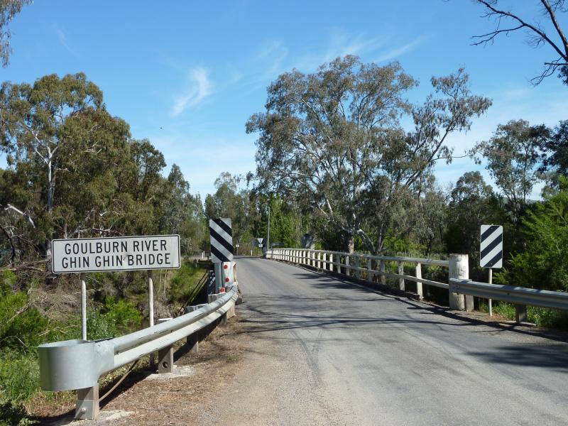 Yea - Goulburn River at Ghin Ghin Road: View south along Ghin Ghin Rd towards bridge